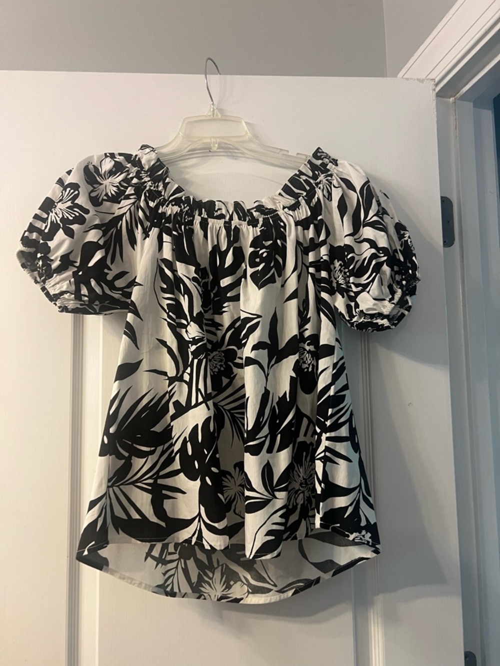 NWT Flying Tomato 100% cotton Top with puffed short sleeves, size L Black & whit